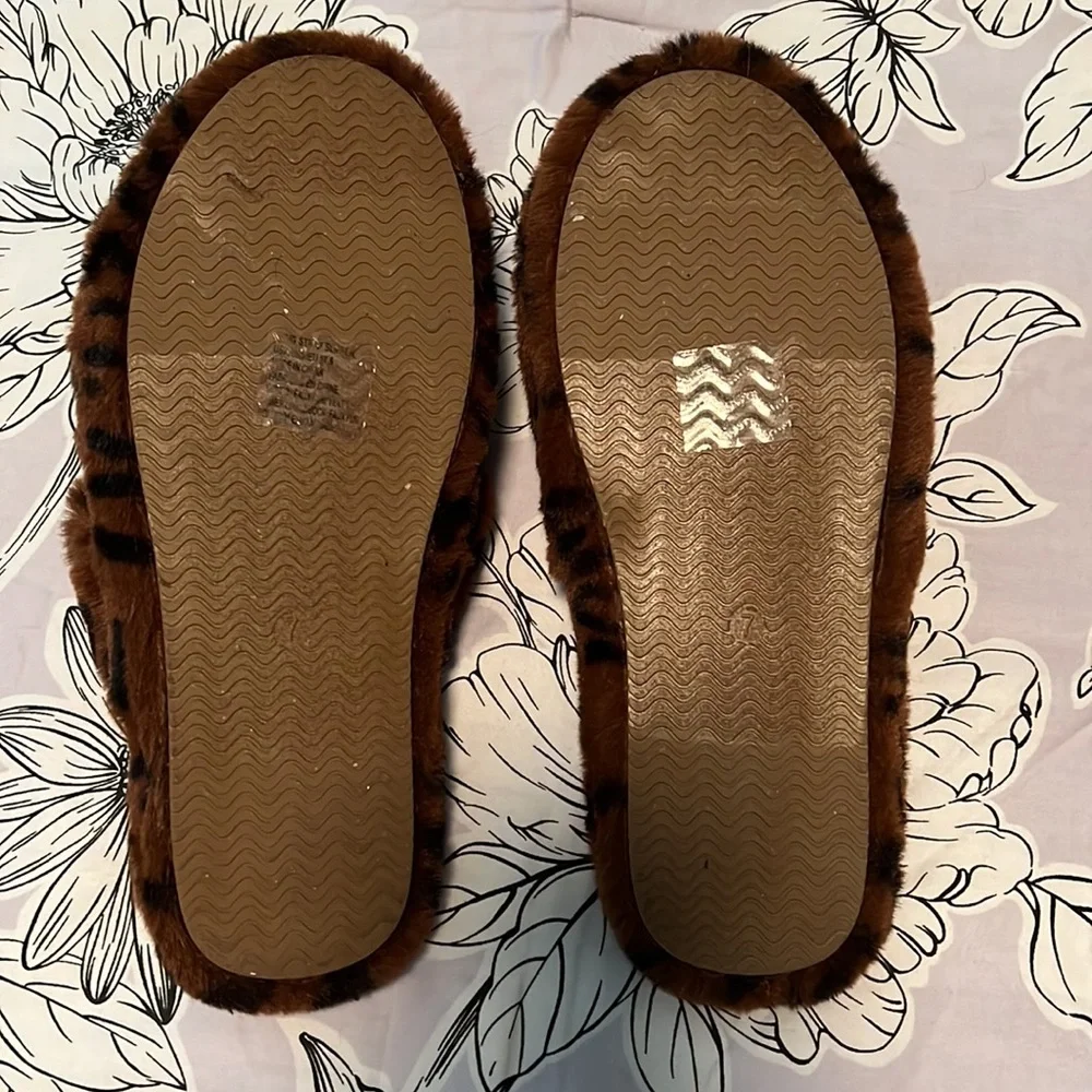 Fabletics Snug Slipper Size 7 - Picture 3 of 5